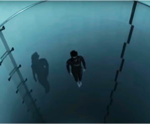 Прыжок в самый глубокий в мире бассейн. Завораживает и пугает